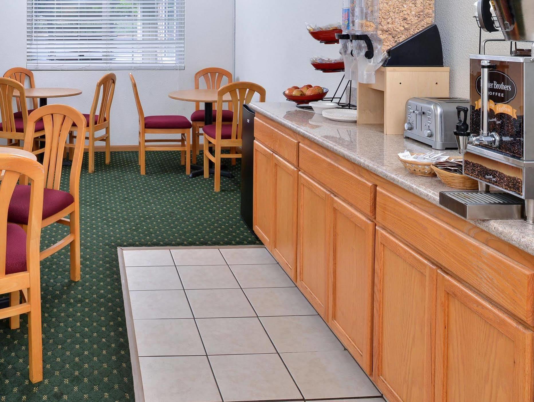Americas Best Value Inn - Юкайа Экстерьер фото